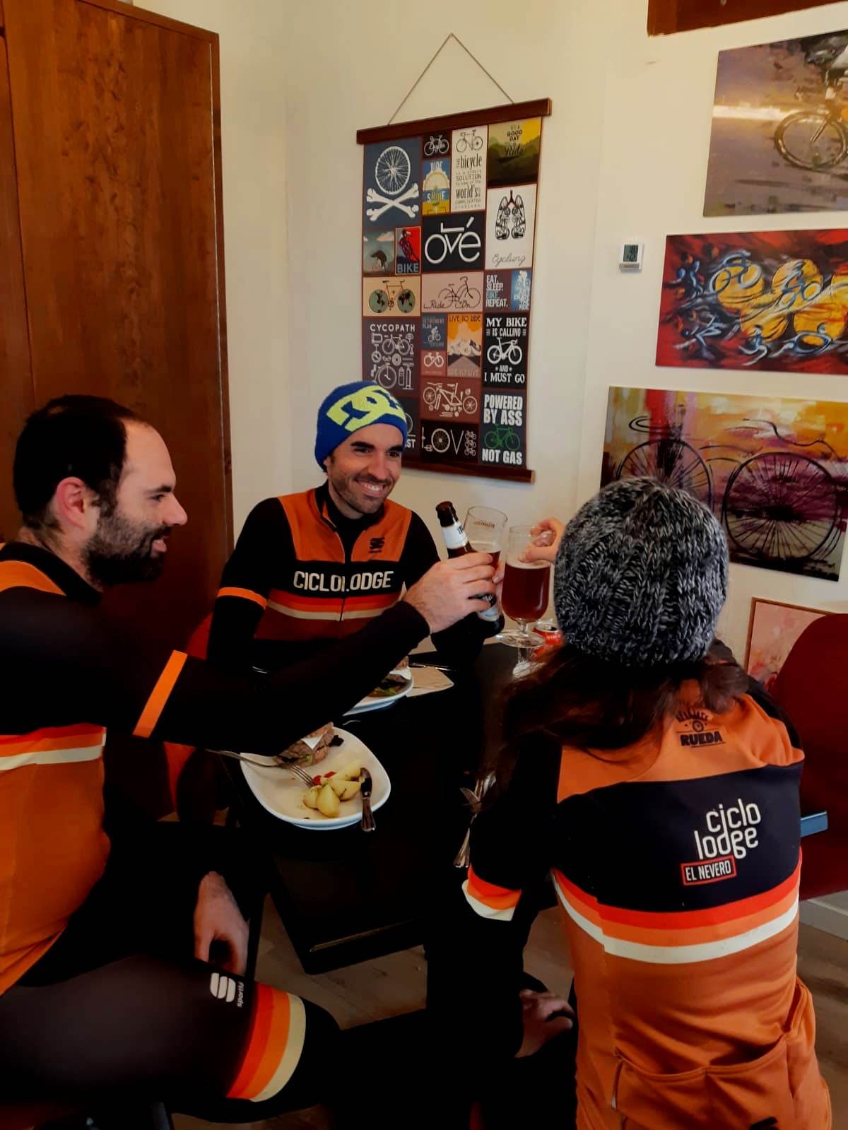 Restaurante para los amantes de los deportes de montaña en la Sierra Norte de Madrid a 10 minutos a pie del Embalse de Pinilla.