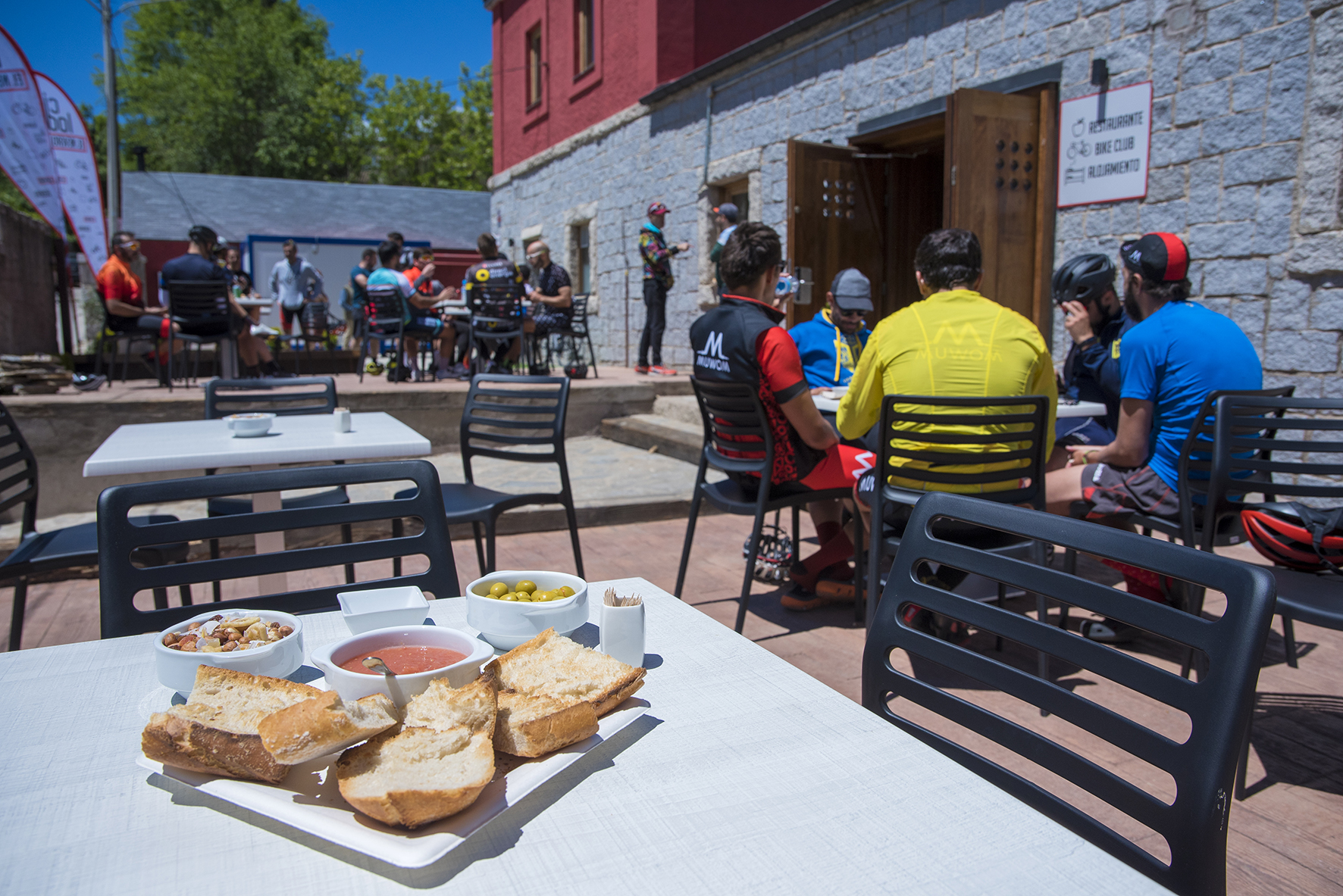 Restaurante para los amantes de los deportes de montaña en la Sierra Norte de Madrid a 10 minutos a pie del Embalse de Pinilla.