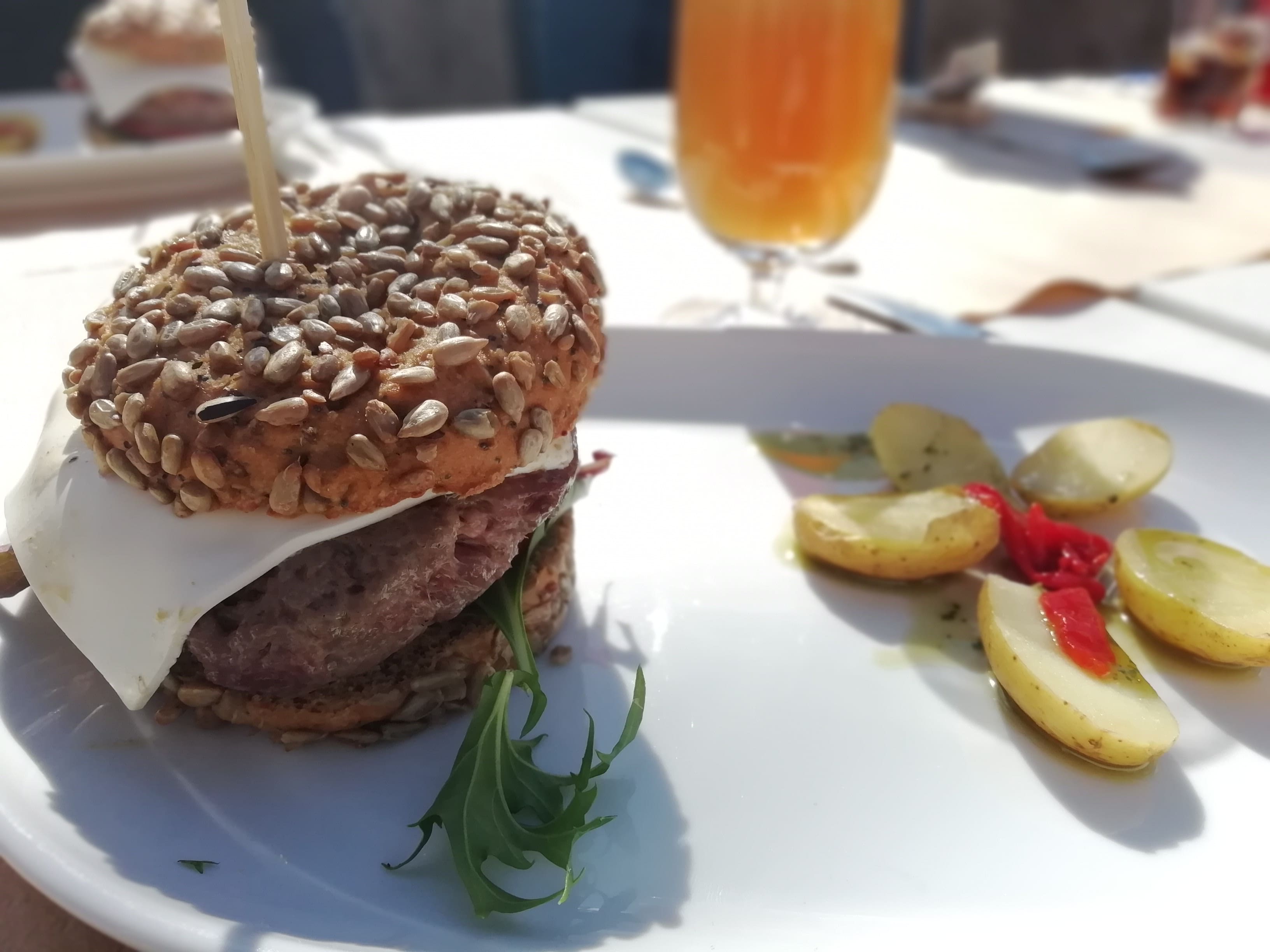 Restaurante para los amantes de los deportes de montaña en la Sierra Norte de Madrid a 10 minutos a pie del Embalse de Pinilla.