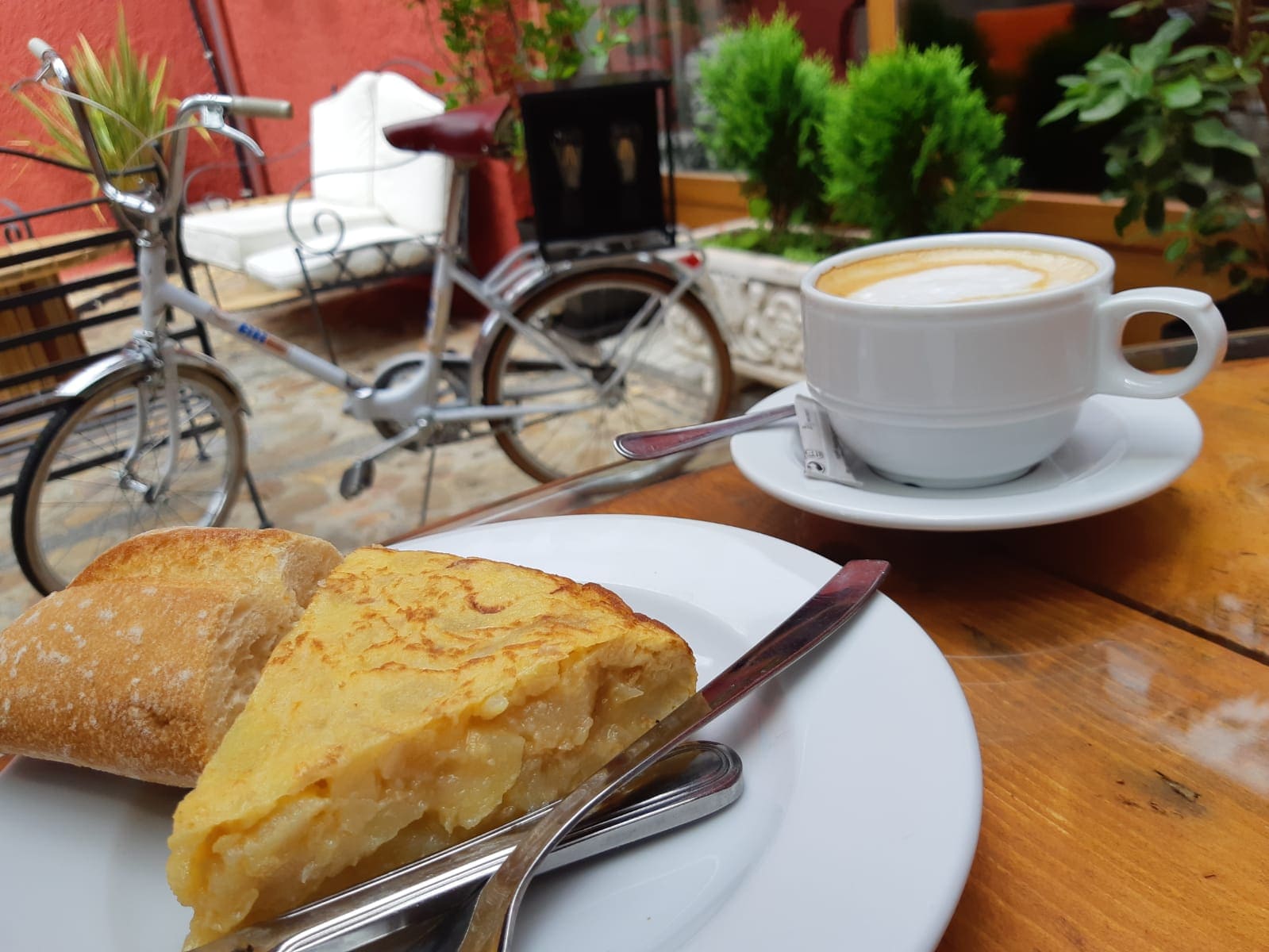 Restaurante para los amantes de los deportes de montaña en la Sierra Norte de Madrid a 10 minutos a pie del Embalse de Pinilla.