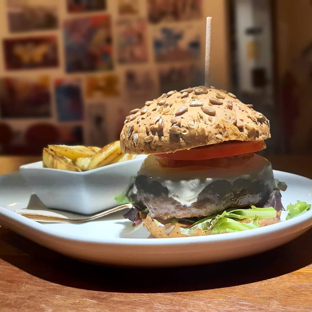 Restaurante para los amantes de los deportes de montaña en la Sierra Norte de Madrid a 10 minutos a pie del Embalse de Pinilla.