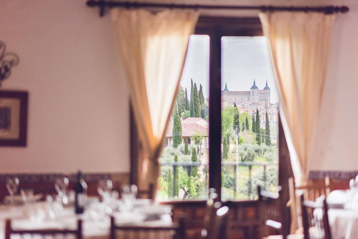 Restaurante situado en un entorno natural y paisajístico  con vistas panorámicas a la ciudad de Toledo con lo mejor de la cocina tradicional y mediterránea.                                                        