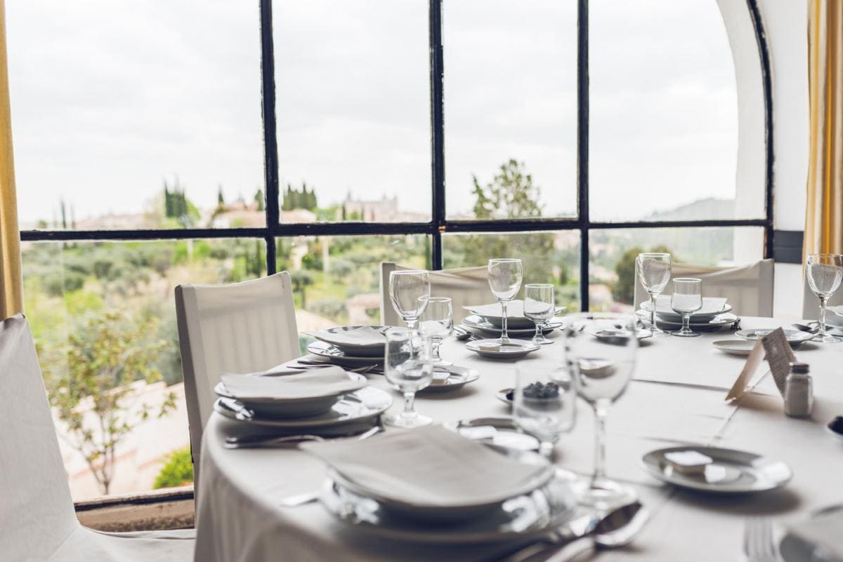 Restaurante situado en un entorno natural y paisajístico  con vistas panorámicas a la ciudad de Toledo con lo mejor de la cocina tradicional y mediterránea.                                    