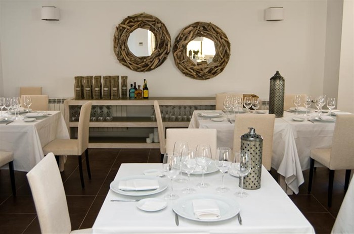 Restaurante ideal para parejas, con el cordero asado como especialidad de la casa.      