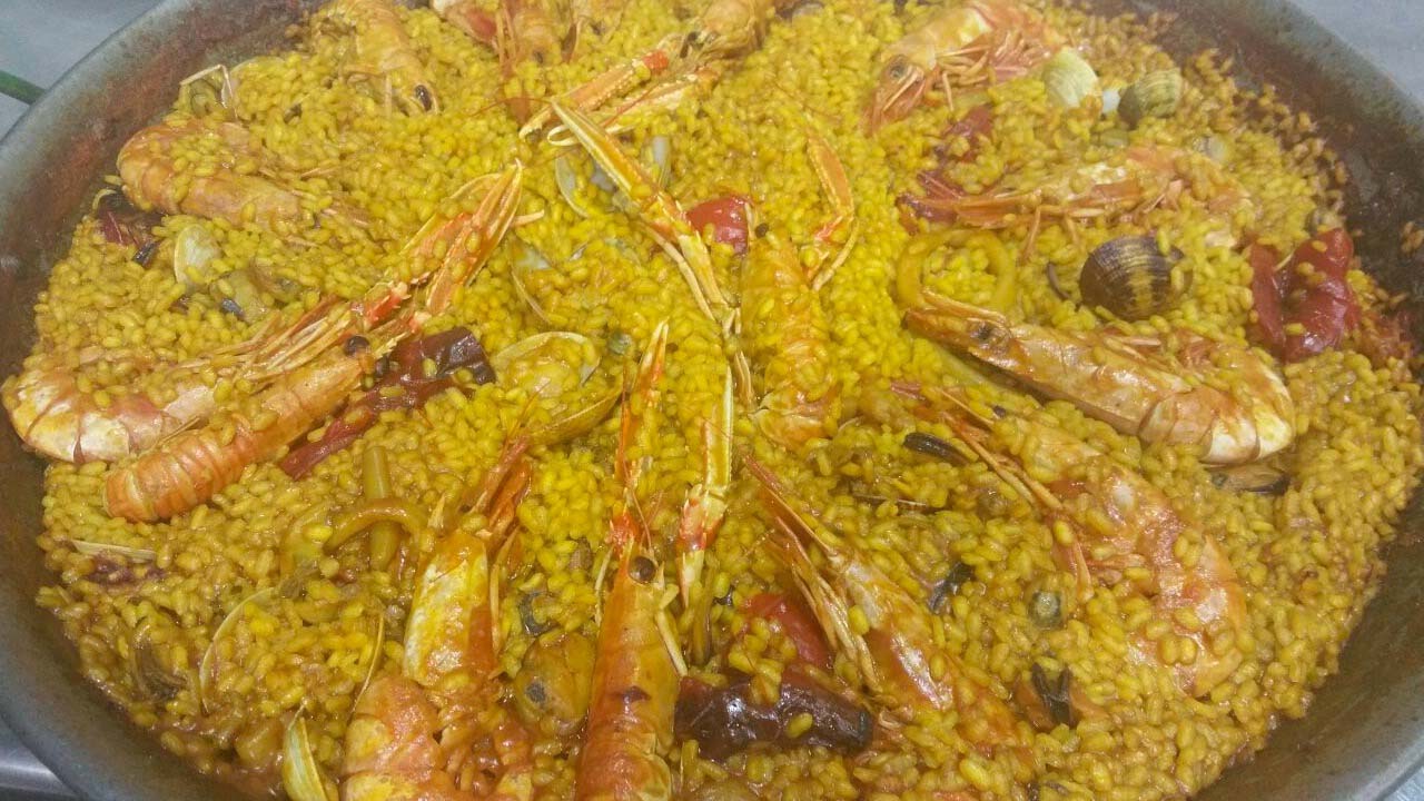 Carnes al horno y a la brasa, arroces murcianos y buen jamón de bellota en el centro de Caravaca de la Cruz y a 1,4 kms del entorno natural Fuentes del Marqués.