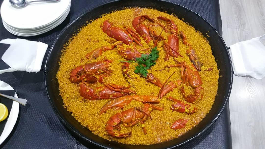 Carnes al horno y a la brasa, arroces murcianos y buen jamón de bellota en el centro de Caravaca de la Cruz y a 1,4 kms del entorno natural Fuentes del Marqués.