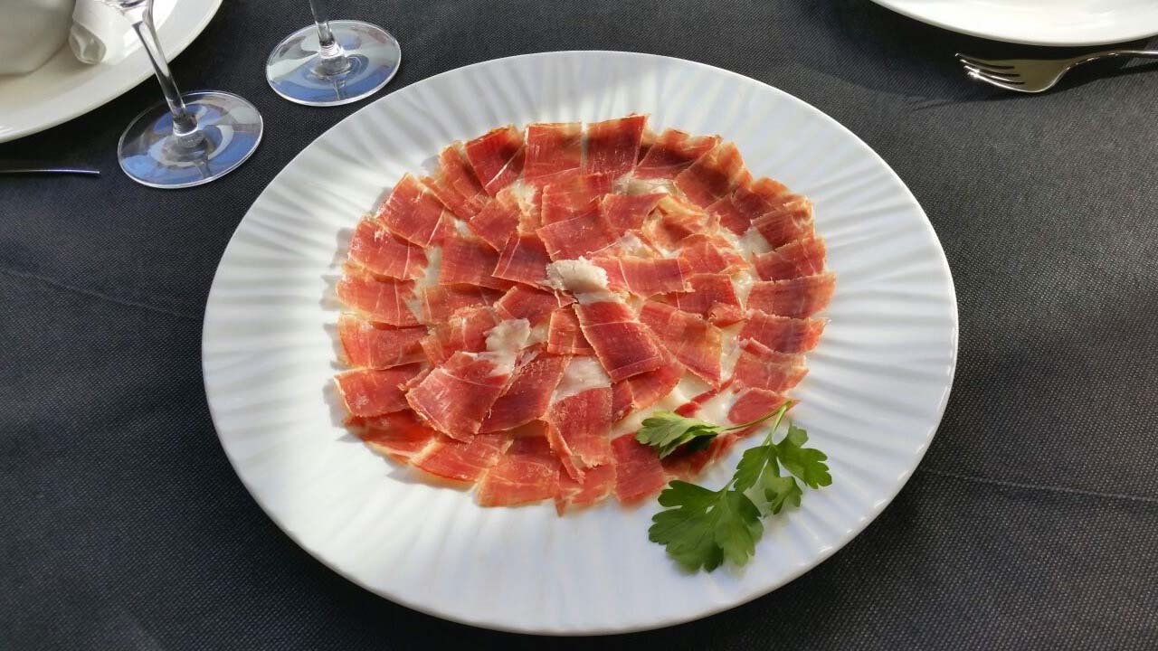 Carnes al horno y a la brasa, arroces murcianos y buen jamón de bellota en el centro de Caravaca de la Cruz y a 1,4 kms del entorno natural Fuentes del Marqués.
