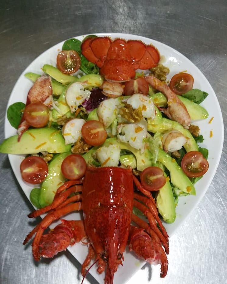 Carnes al horno y a la brasa, arroces murcianos y buen jamón de bellota en el centro de Caravaca de la Cruz y a 1,4 kms del entorno natural Fuentes del Marqués.