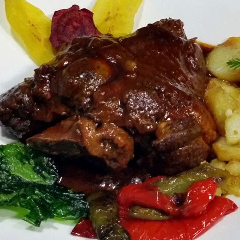 Carnes al horno y a la brasa, arroces murcianos y buen jamón de bellota en el centro de Caravaca de la Cruz y a 1,4 kms del entorno natural Fuentes del Marqués.