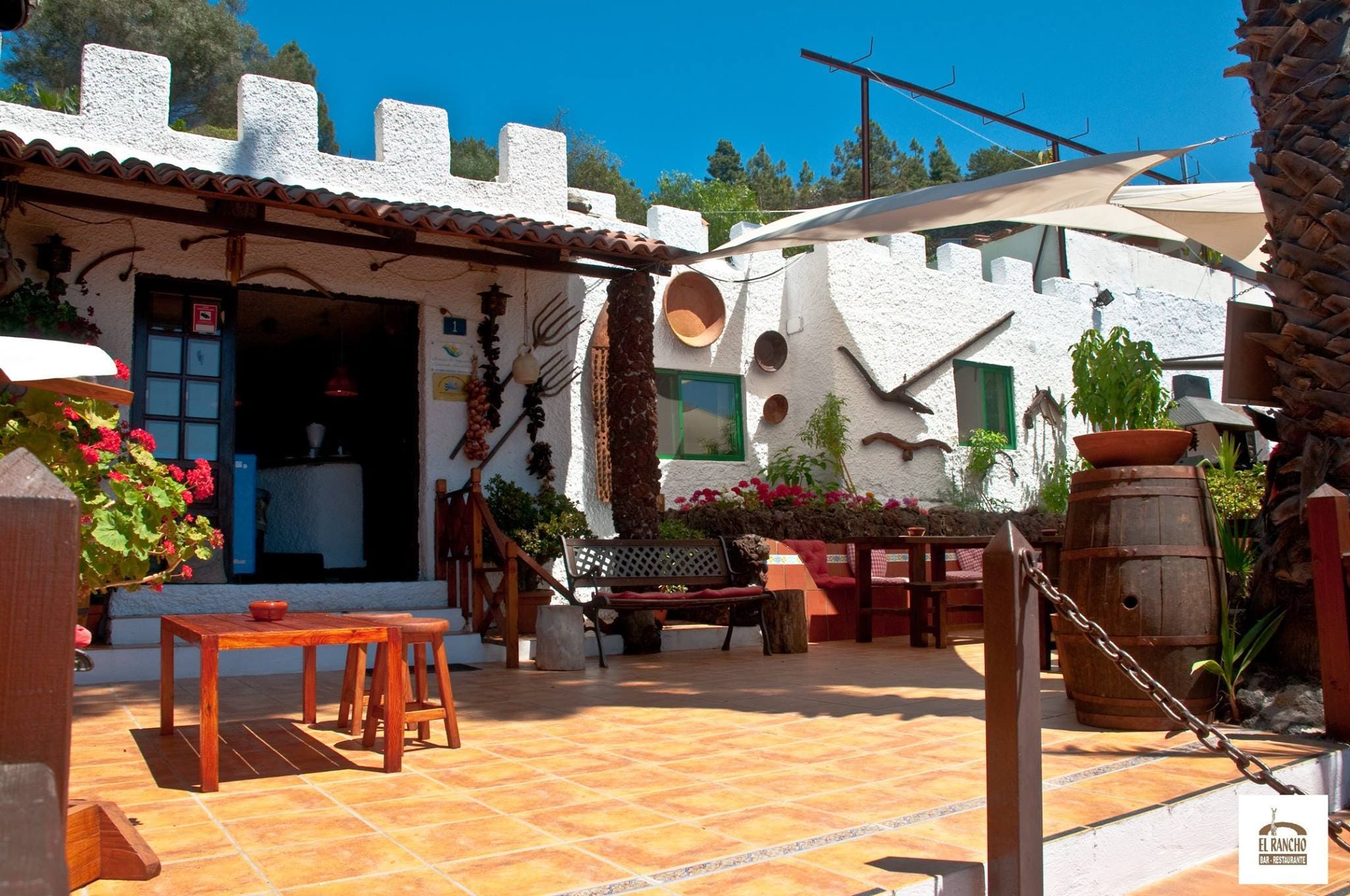 Restaurante rústico y campestre en la carretera de subida al Teide, con una cocina canaria tradicional.