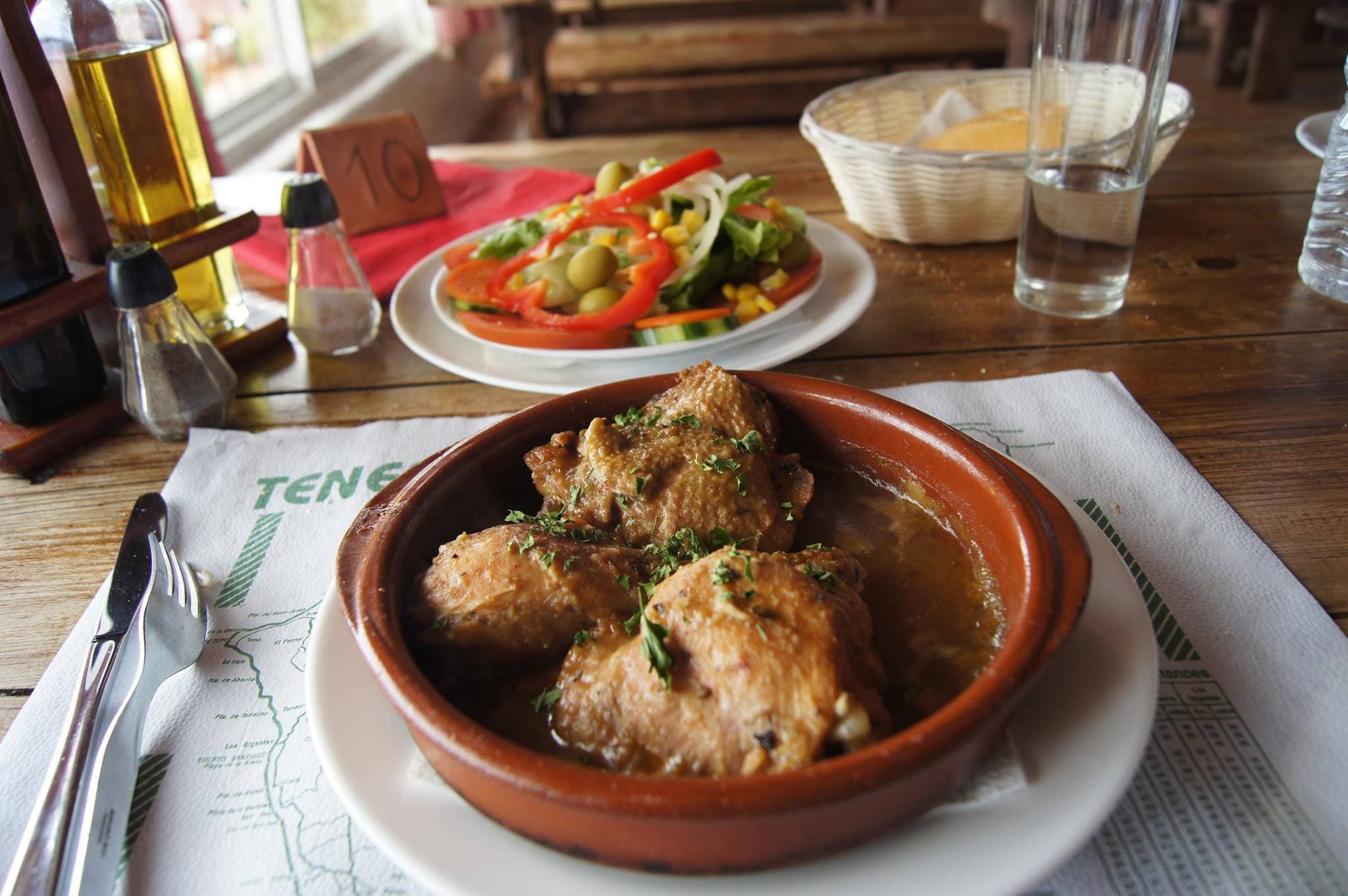 Restaurante rústico y campestre en la carretera de subida al Teide, con una cocina canaria tradicional.