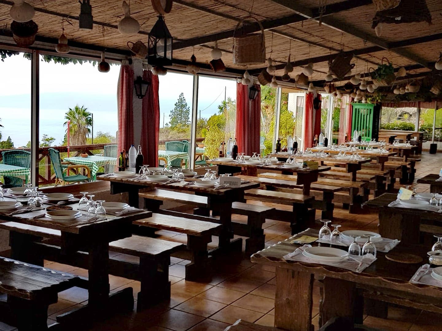 Restaurante rústico y campestre en la carretera de subida al Teide, con una cocina canaria tradicional.