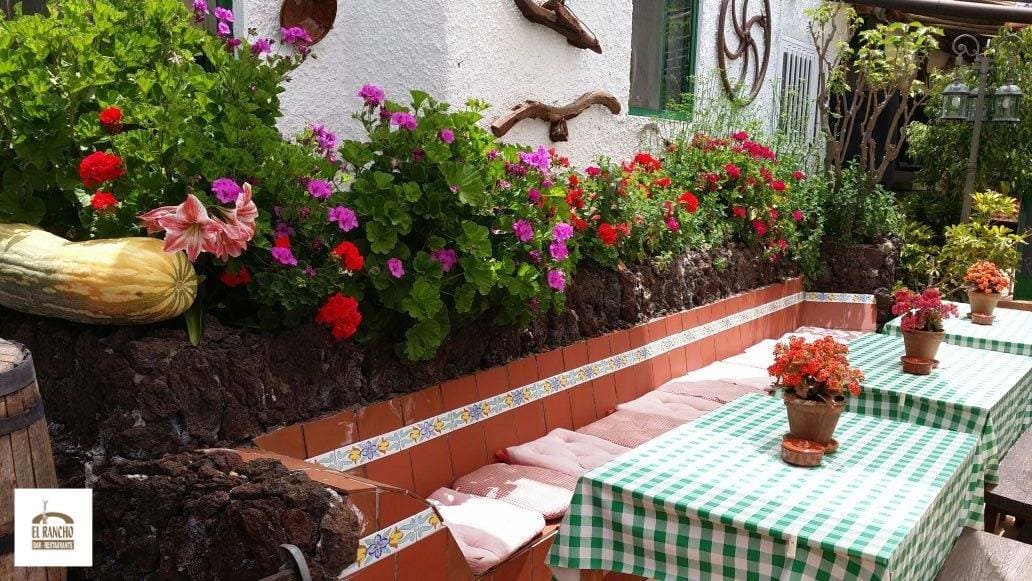 Restaurante rústico y campestre en la carretera de subida al Teide, con una cocina canaria tradicional.