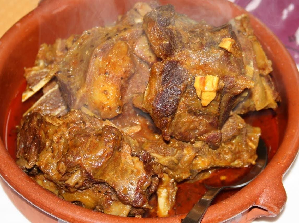 Restaurante rústico y campestre en la carretera de subida al Teide, con una cocina canaria tradicional.