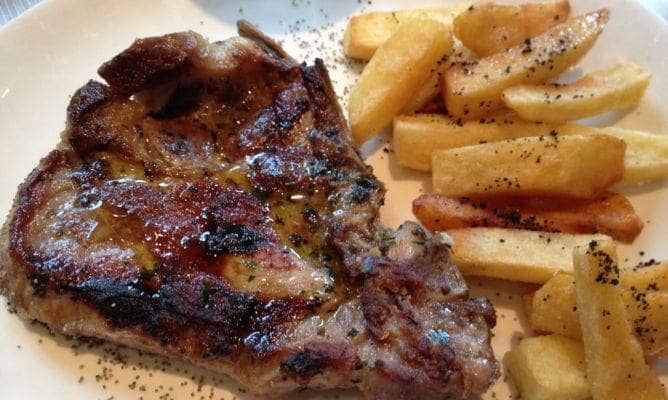 Restaurante rústico y campestre en la carretera de subida al Teide, con una cocina canaria tradicional.