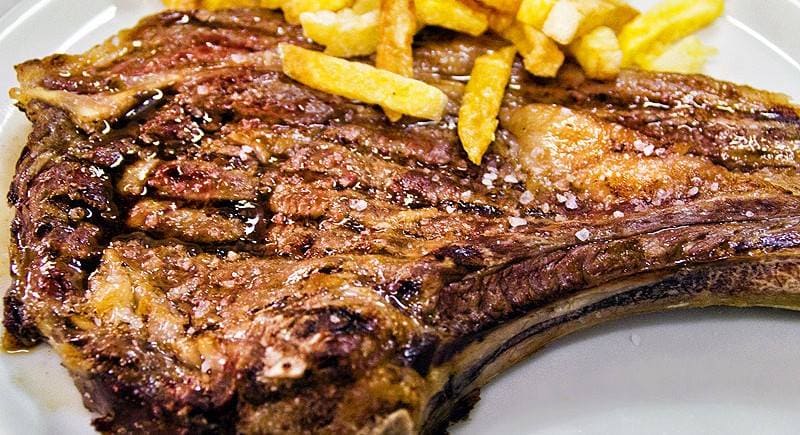 Restaurante rústico y campestre en la carretera de subida al Teide, con una cocina canaria tradicional.