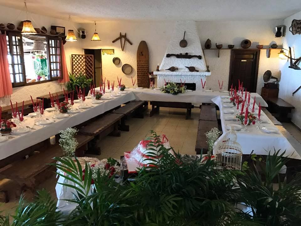 Restaurante rústico y campestre en la carretera de subida al Teide, con una cocina canaria tradicional.