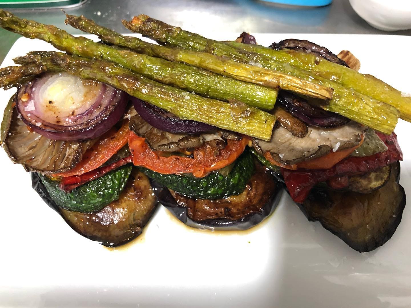 Cocina mediterránea y casera, donde destacan sus grandes hamburguesas y su gran variedad en tartas y postres.
