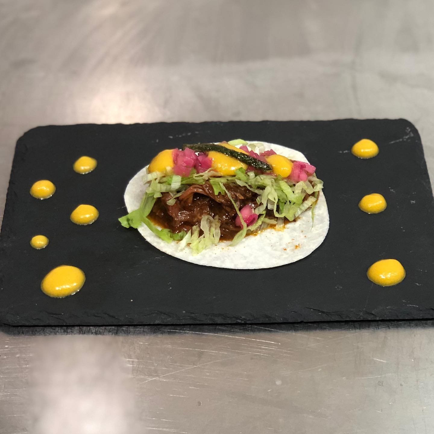 Cocina mediterránea y casera, donde destacan sus grandes hamburguesas y su gran variedad en tartas y postres.