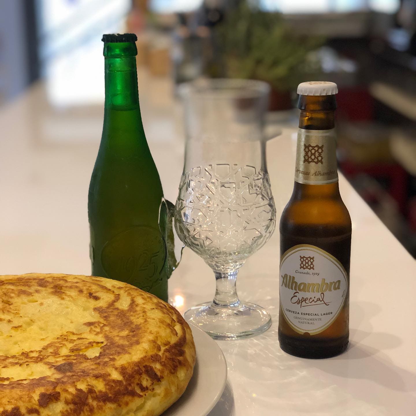 Cocina mediterránea y casera, donde destacan sus grandes hamburguesas y su gran variedad en tartas y postres.