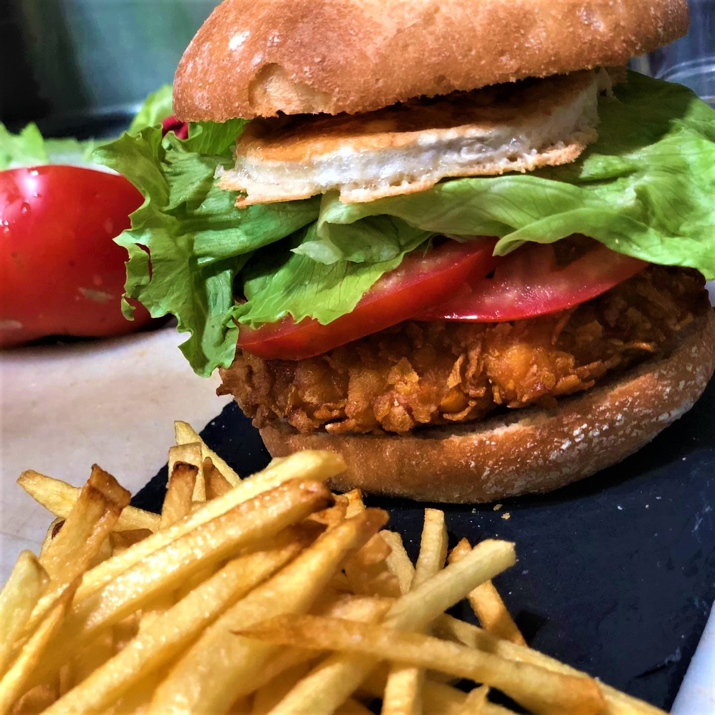 Cocina mediterránea y casera, donde destacan sus grandes hamburguesas y su gran variedad en tartas y postres.