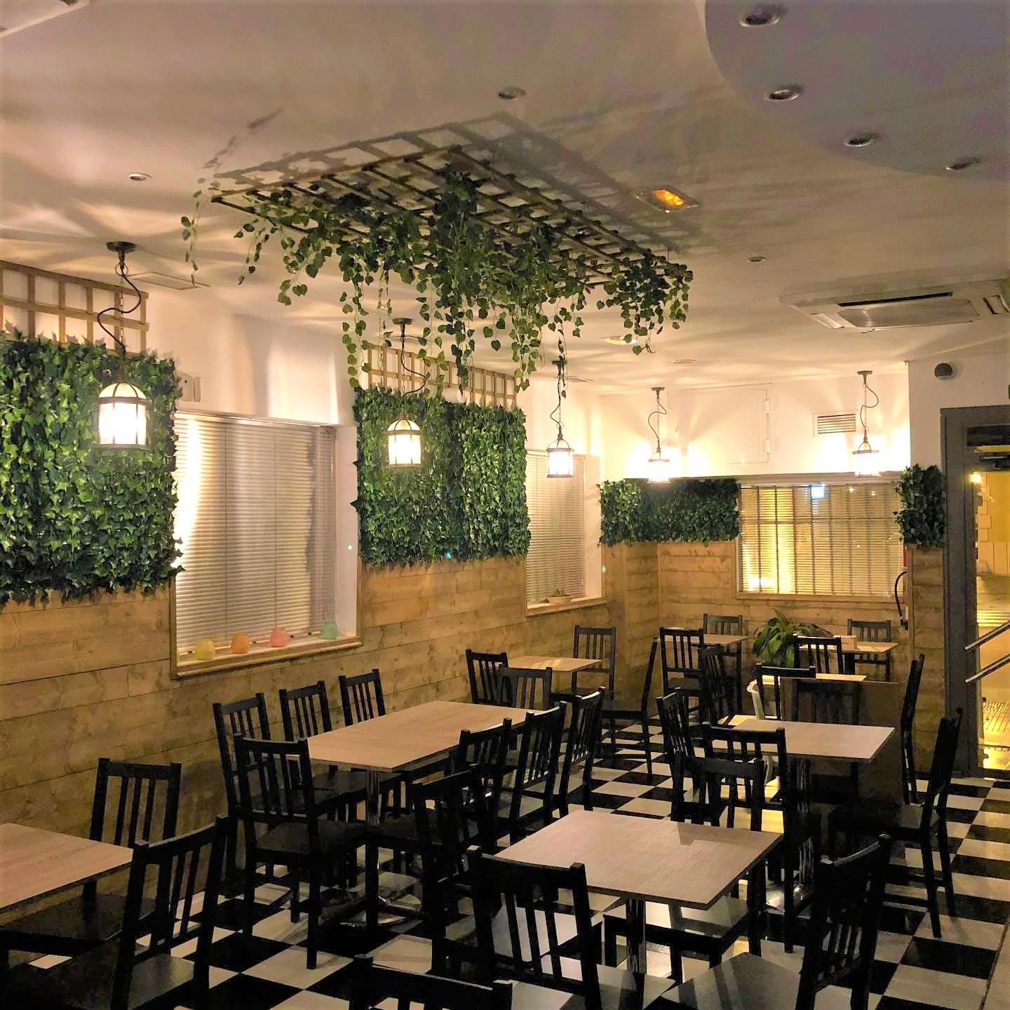Cocina mediterránea y casera, donde destacan sus grandes hamburguesas y su gran variedad en tartas y postres.