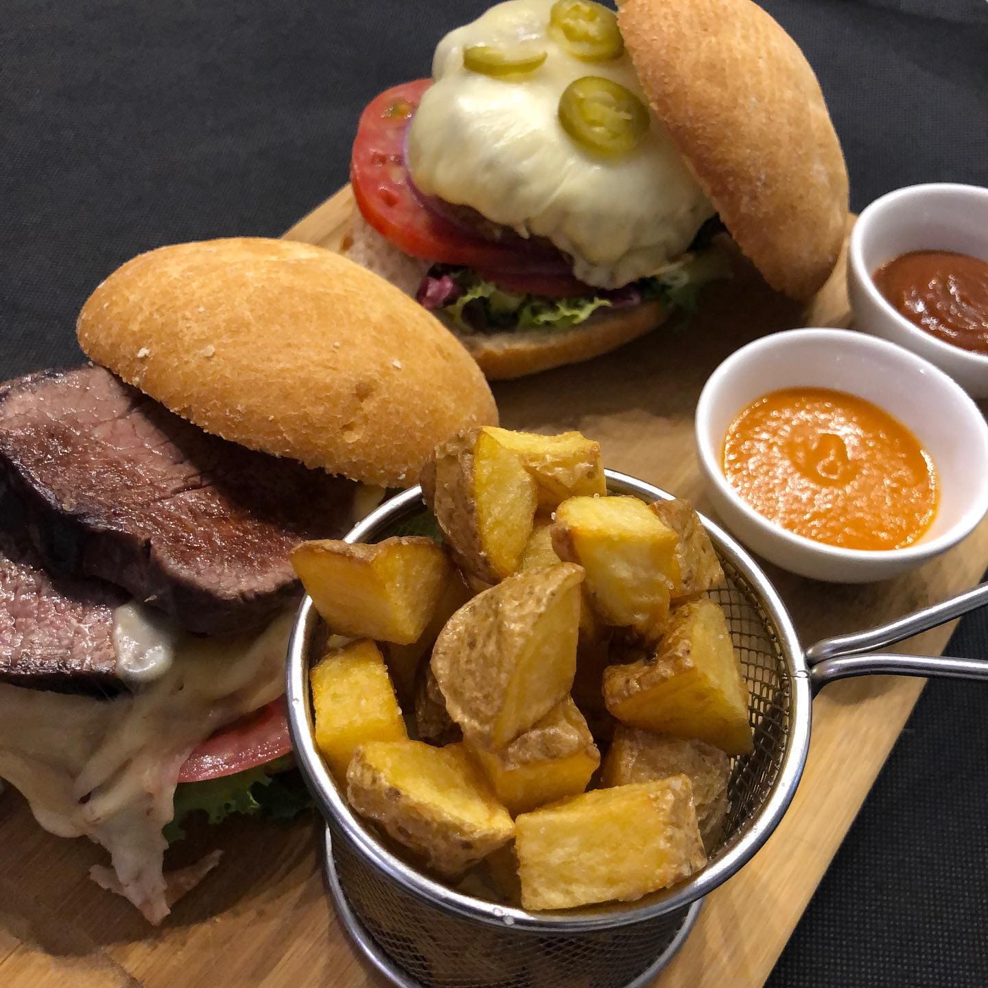 Cocina mediterránea y casera, donde destacan sus grandes hamburguesas y su gran variedad en tartas y postres.