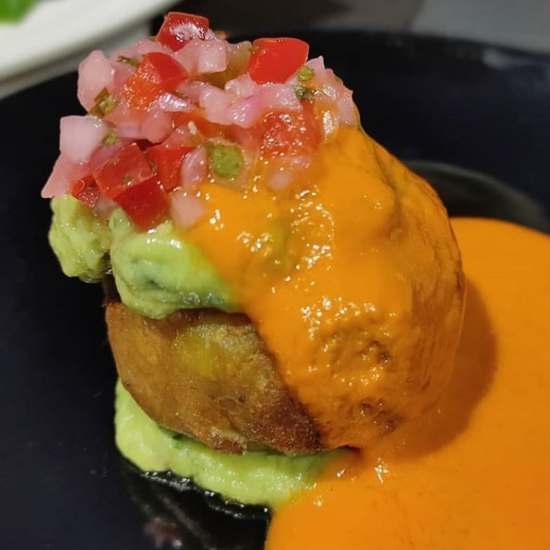 Cocina mediterránea y casera, donde destacan sus grandes hamburguesas y su gran variedad en tartas y postres.