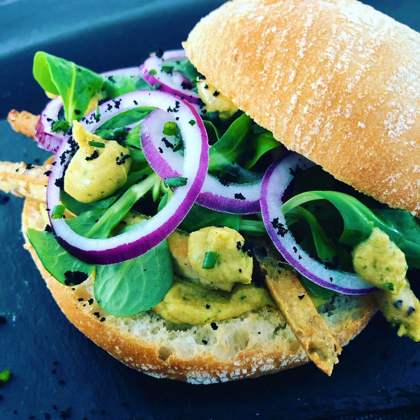 Cocina mediterránea y casera, donde destacan sus grandes hamburguesas y su gran variedad en tartas y postres.