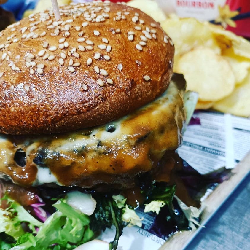 Cocina mediterránea y casera, donde destacan sus grandes hamburguesas y su gran variedad en tartas y postres.