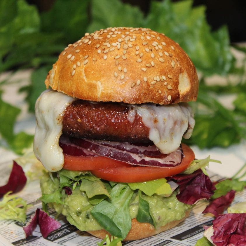 Cocina mediterránea y casera, donde destacan sus grandes hamburguesas y su gran variedad en tartas y postres.