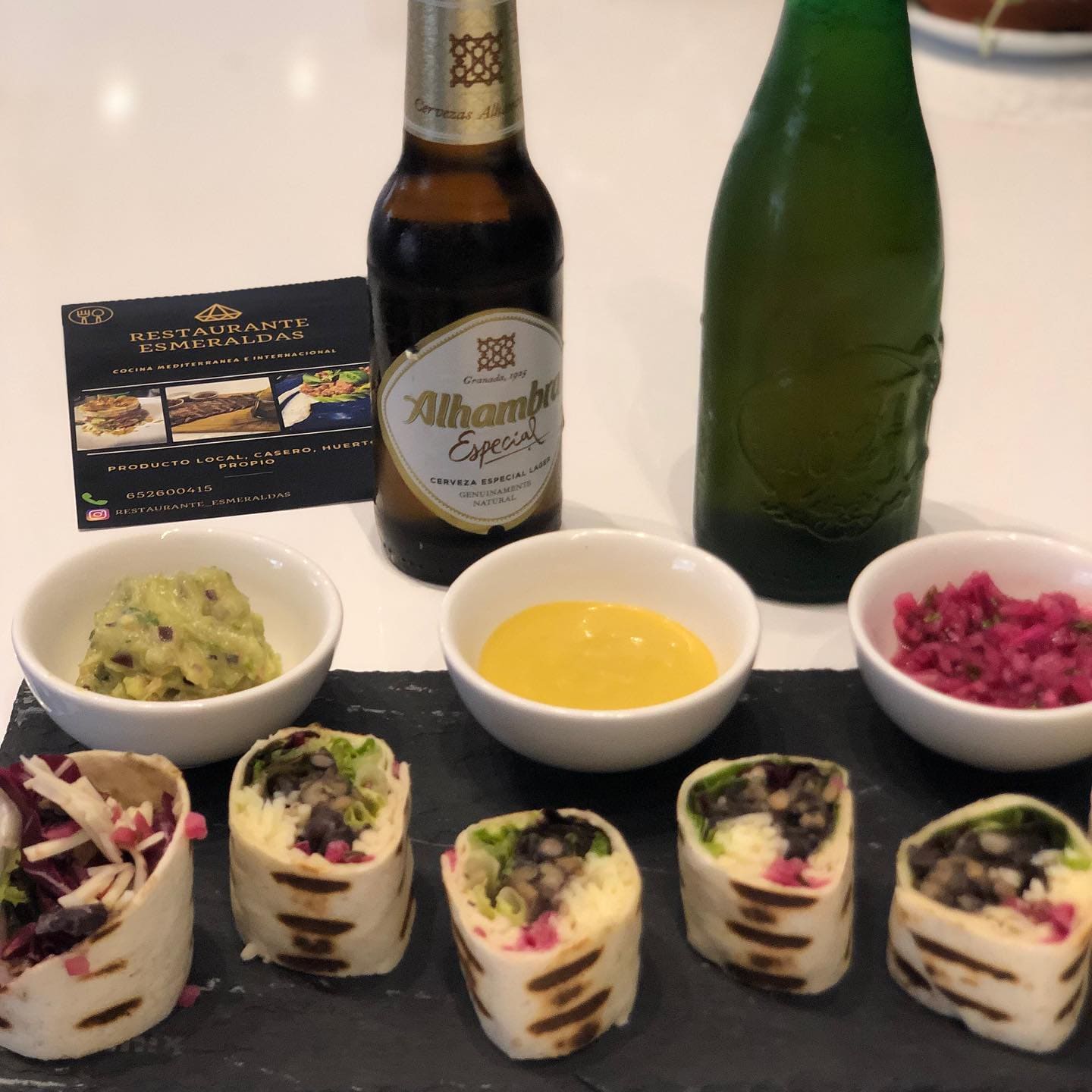 Cocina mediterránea y casera, donde destacan sus grandes hamburguesas y su gran variedad en tartas y postres.