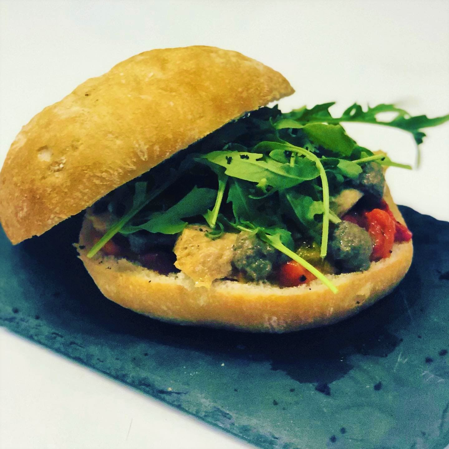 Cocina mediterránea y casera, donde destacan sus grandes hamburguesas y su gran variedad en tartas y postres.