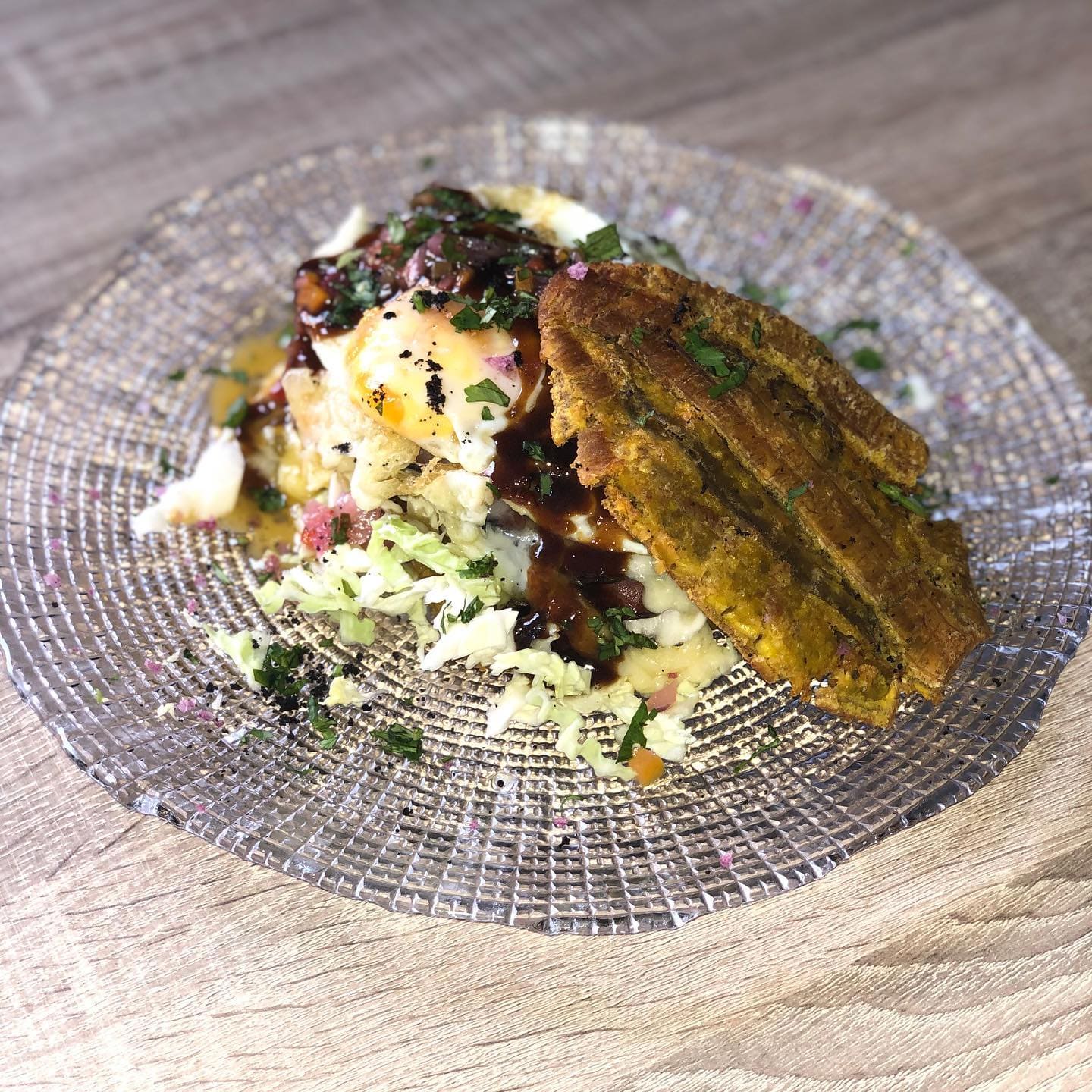 Cocina mediterránea y casera, donde destacan sus grandes hamburguesas y su gran variedad en tartas y postres.