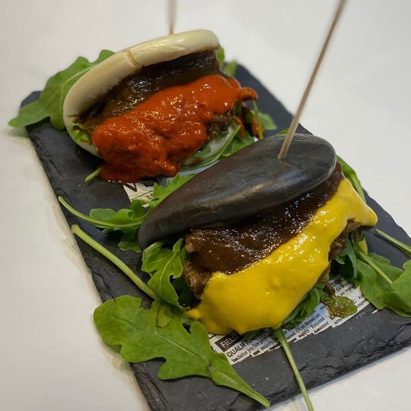 Cocina mediterránea y casera, donde destacan sus grandes hamburguesas y su gran variedad en tartas y postres.