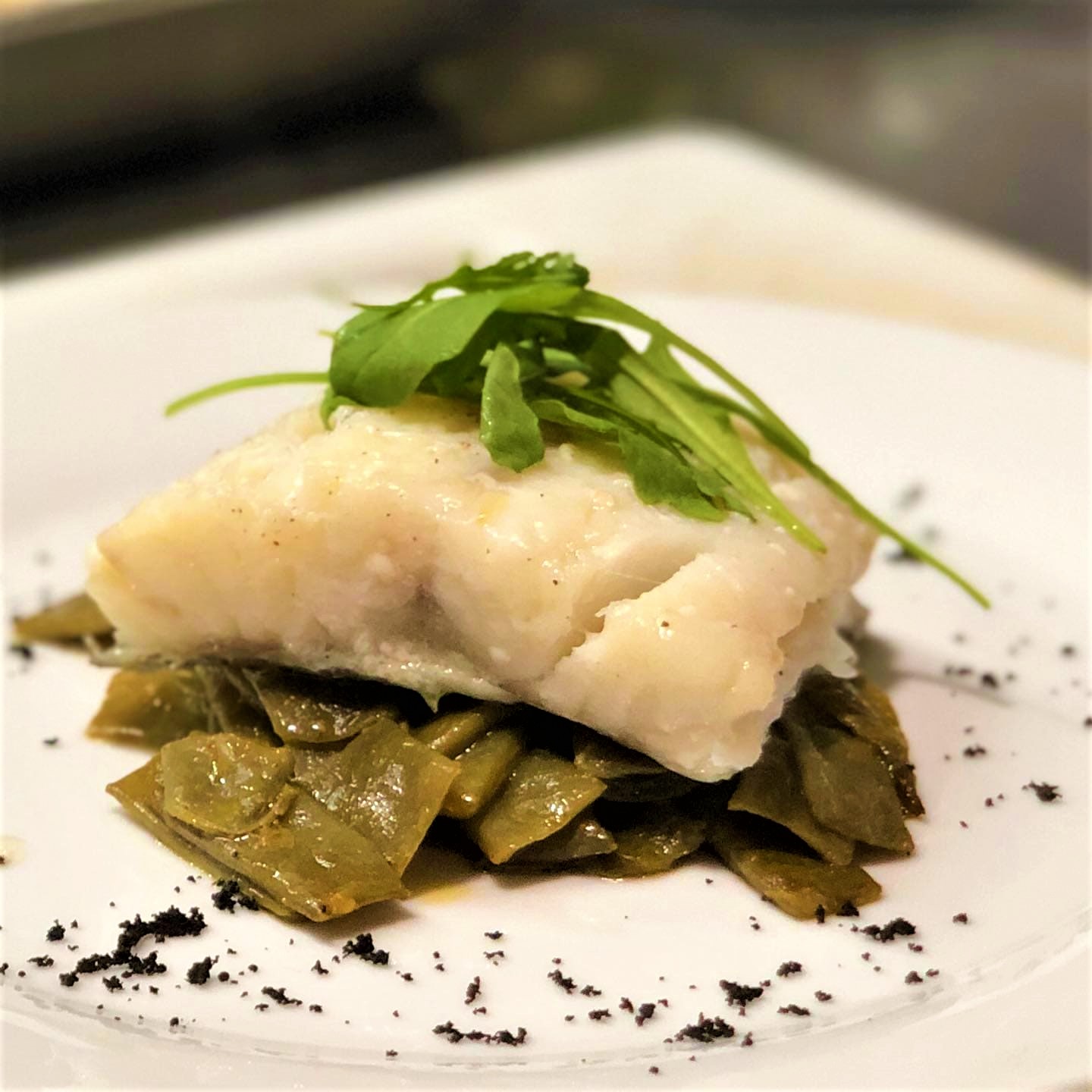 Cocina mediterránea y casera, donde destacan sus grandes hamburguesas y su gran variedad en tartas y postres.
