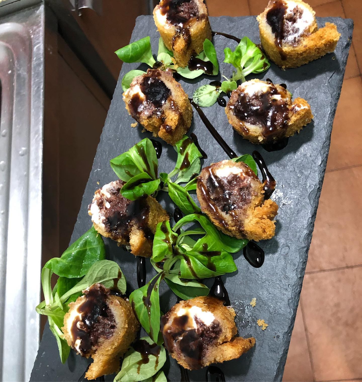 Cocina mediterránea y casera, donde destacan sus grandes hamburguesas y su gran variedad en tartas y postres.