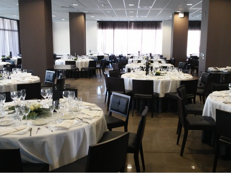 Restaurante del Hotel Hola Tafalla con especialidad en comida tradicional con toques modernos.
                             