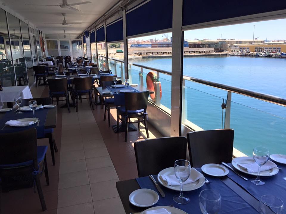 Restaurante situado en el puerto pesquero de Almería con vistas al mar, especializados en arroces, mariscos y pescados.            