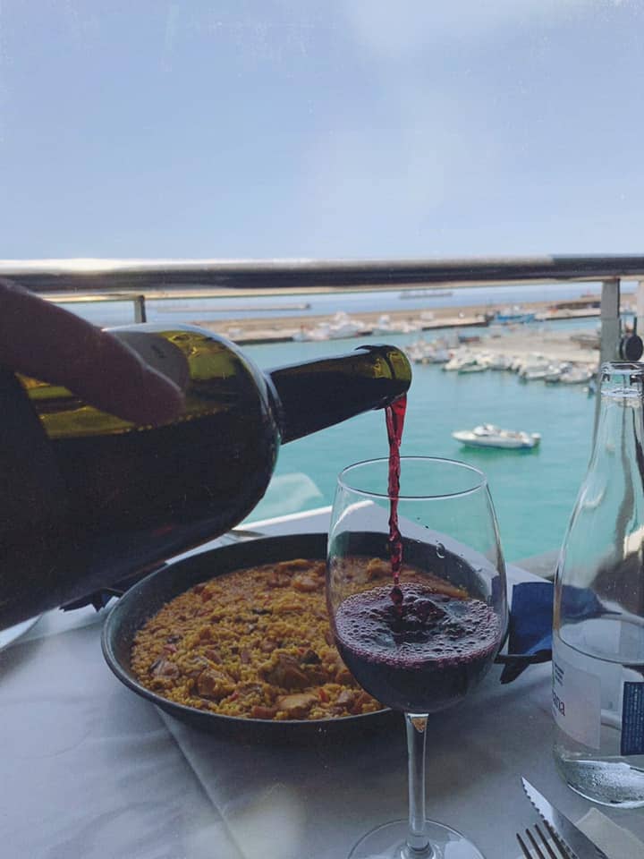 Restaurante situado en el puerto pesquero de Almería con vistas al mar, especializados en arroces, mariscos y pescados.            