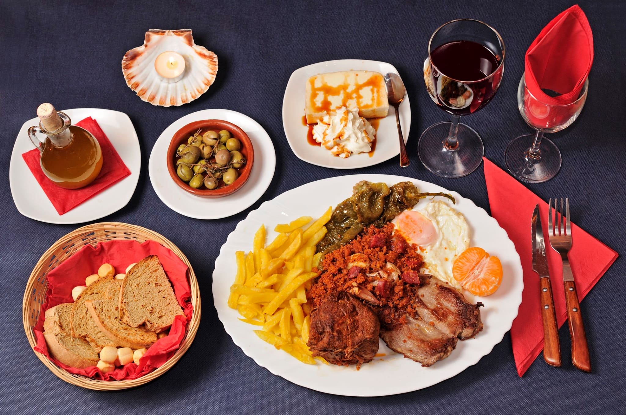 Cocina tradicional española y andaluza con especialidad en paellas y con vinoteca propia, a 5 minutos de la salida sur del Caminito del Rey.