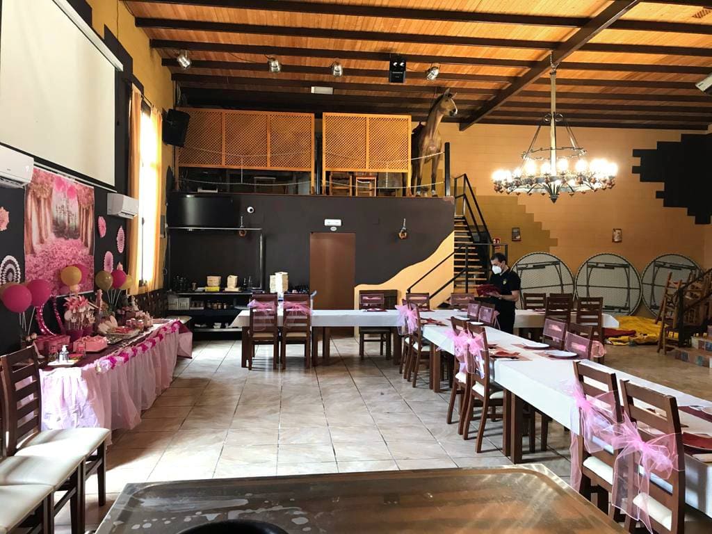 Cocina tradicional española y andaluza con especialidad en paellas y con vinoteca propia, a 5 minutos de la salida sur del Caminito del Rey.