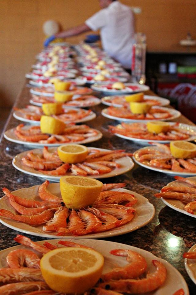 Cocina tradicional española y andaluza con especialidad en paellas y con vinoteca propia, a 5 minutos de la salida sur del Caminito del Rey.
