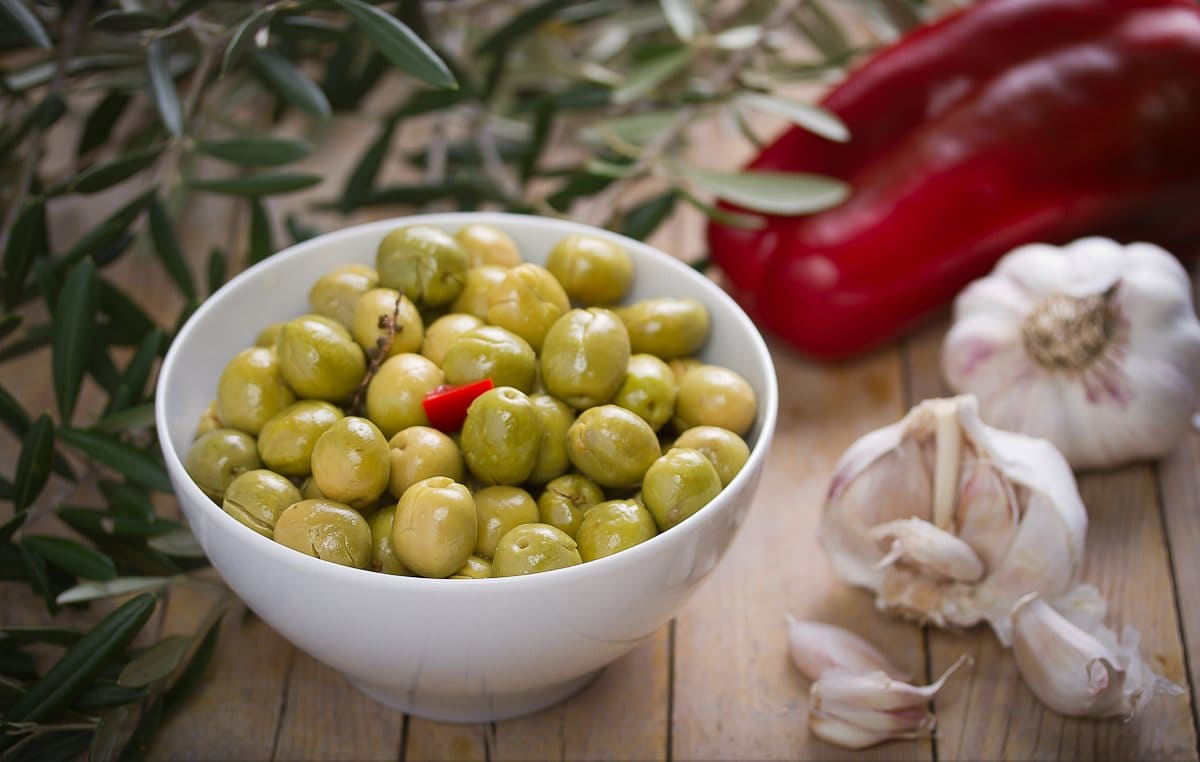 Cocina tradicional española y andaluza con especialidad en paellas y con vinoteca propia, a 5 minutos de la salida sur del Caminito del Rey.