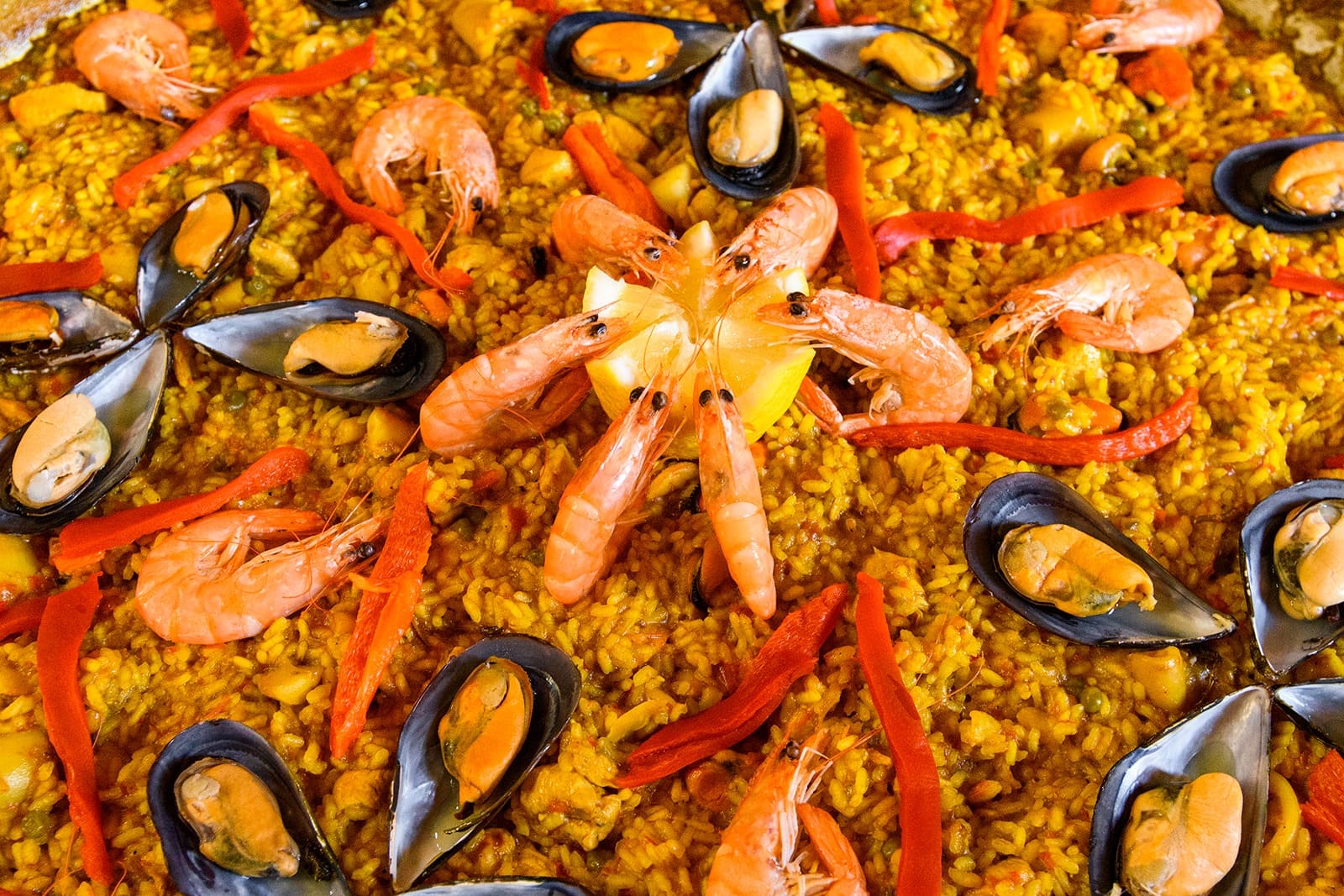 Cocina tradicional española y andaluza con especialidad en paellas y con vinoteca propia, a 5 minutos de la salida sur del Caminito del Rey.