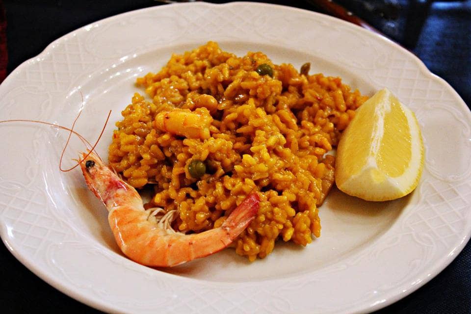 Cocina tradicional española y andaluza con especialidad en paellas y con vinoteca propia, a 5 minutos de la salida sur del Caminito del Rey.