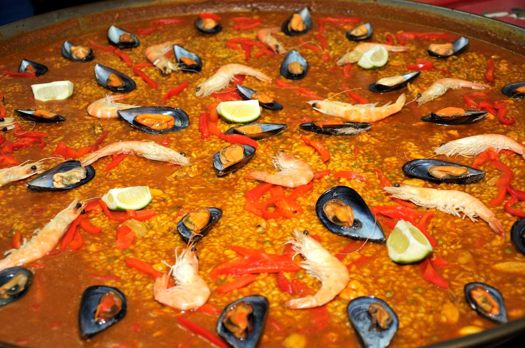 Cocina tradicional española y andaluza con especialidad en paellas y con vinoteca propia, a 5 minutos de la salida sur del Caminito del Rey.