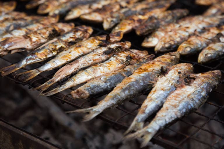 Cocina tradicional española y andaluza con especialidad en paellas y con vinoteca propia, a 5 minutos de la salida sur del Caminito del Rey.
