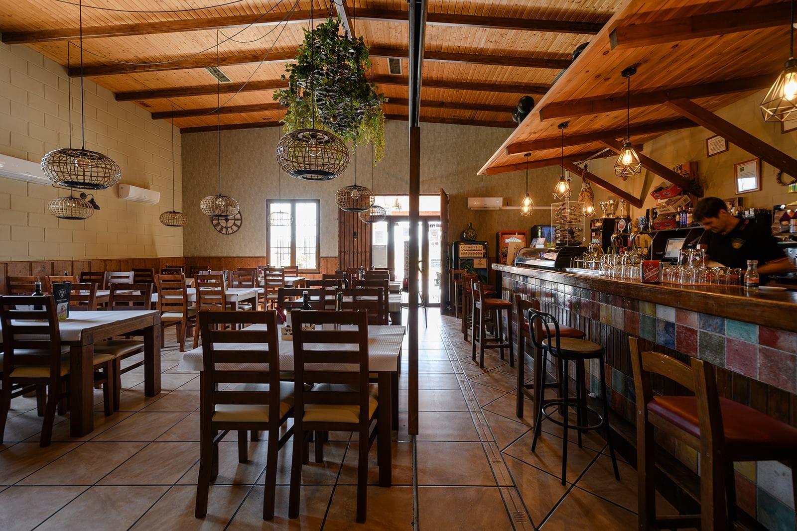 Cocina tradicional española y andaluza con especialidad en paellas y con vinoteca propia, a 5 minutos de la salida sur del Caminito del Rey.