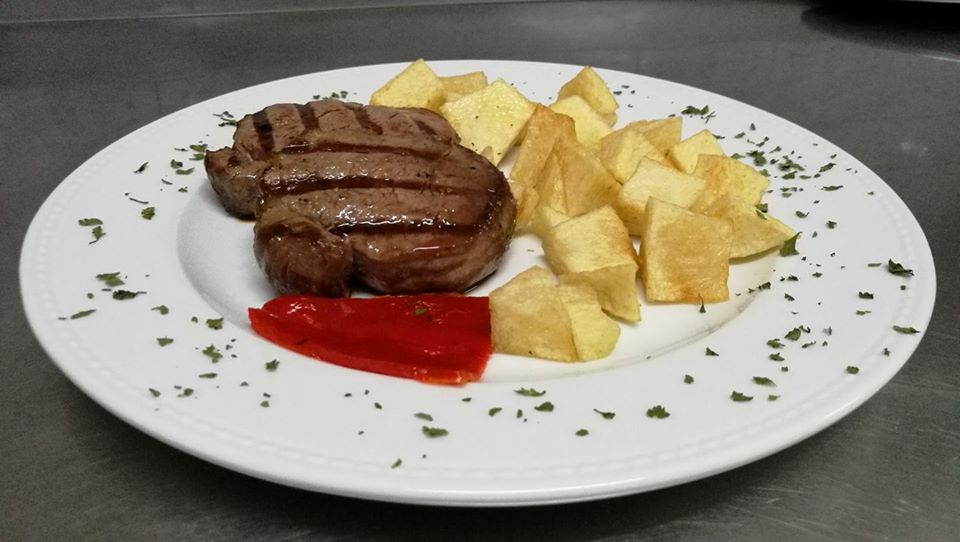 plato-carne-patatas-restaurante-o-chanto-sarria-galicia.jpg